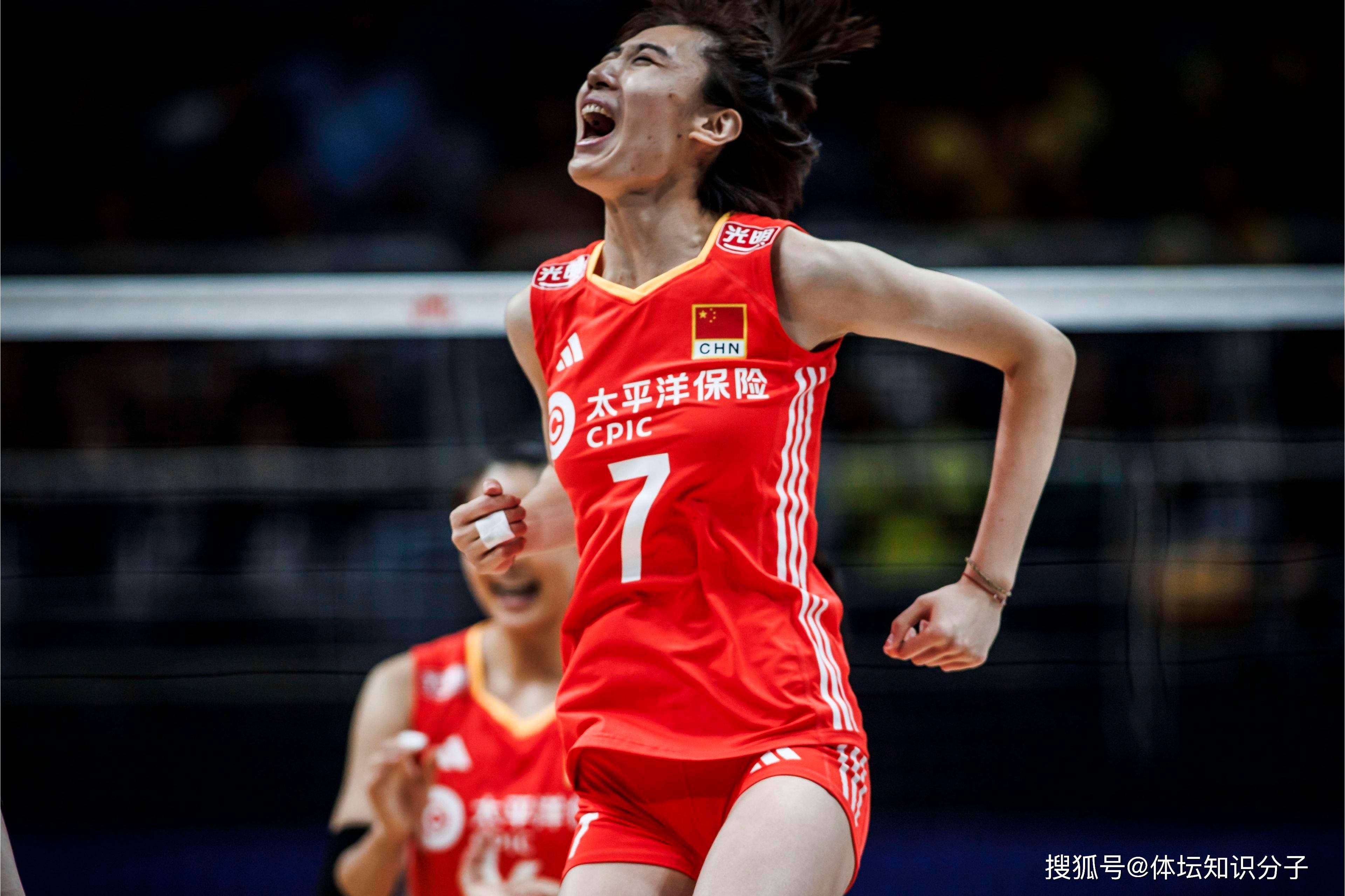 海港压哨绝杀中国女排，全场沸腾！经典一战再现传奇
